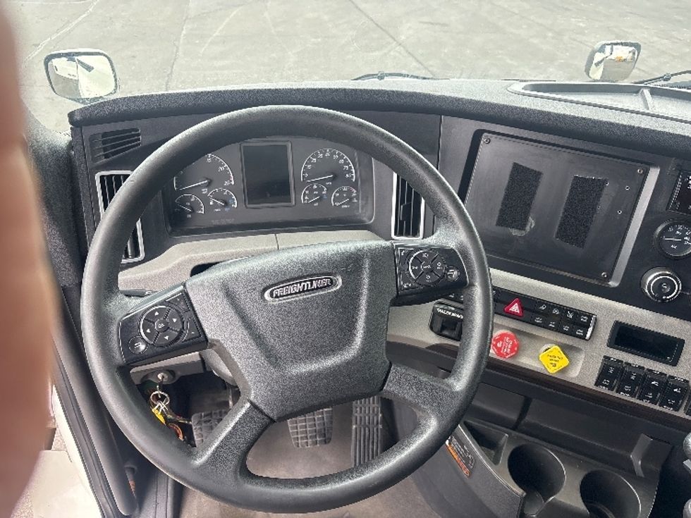 Sleeper Tractor-Heavy Duty Tractors-Freightliner-2021-T12664ST-Richmond-IN-711,432\n\t\tmiles-$ 40,750 - Image 11