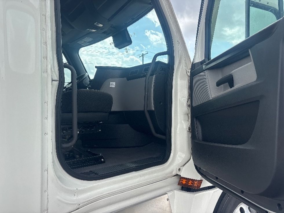 Sleeper Tractor-Heavy Duty Tractors-Freightliner-2021-T12664ST-Richmond-IN-711,432\n\t\tmiles-$ 40,750 - Image 13