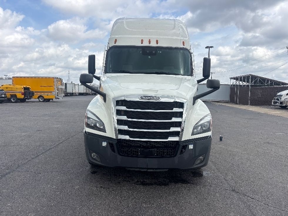 Sleeper Tractor-Heavy Duty Tractors-Freightliner-2021-T12664ST-Richmond-IN-711,432\n\t\tmiles-$ 40,750 - Image 2
