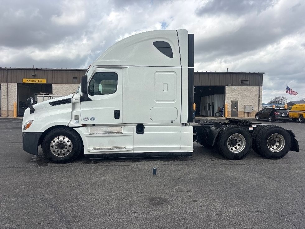 Sleeper Tractor-Heavy Duty Tractors-Freightliner-2021-T12664ST-Richmond-IN-711,432\n\t\tmiles-$ 40,750 - Image 4