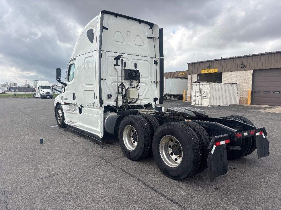 Sleeper Tractor-Heavy Duty Tractors-Freightliner-2021-T12664ST-Richmond-IN-711,432\n\t\tmiles-$ 40,750 - Image 5