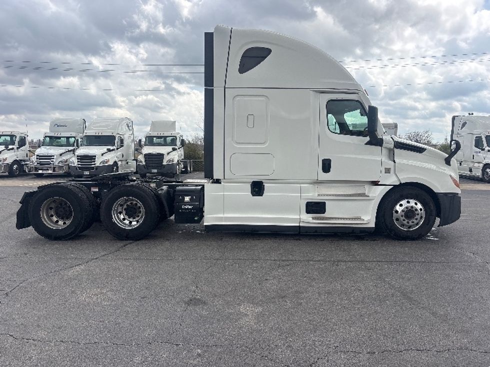 Sleeper Tractor-Heavy Duty Tractors-Freightliner-2021-T12664ST-Richmond-IN-711,432\n\t\tmiles-$ 40,750 - Image 8
