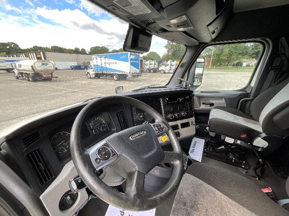 Sleeper Tractor-Heavy Duty Tractors-Freightliner-2021-T12664ST-Richmond-VA-495,192\n\t\tmiles-$ 64,500 - Image 10