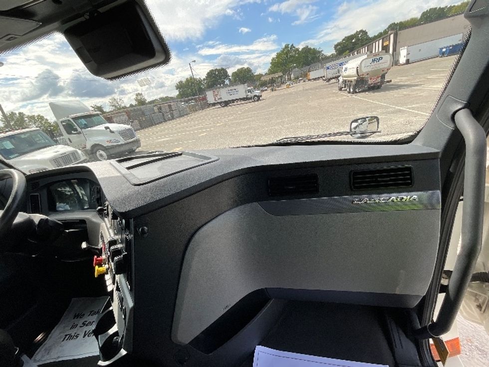 Sleeper Tractor-Heavy Duty Tractors-Freightliner-2021-T12664ST-Richmond-VA-495,192\n\t\tmiles-$ 64,500 - Image 14