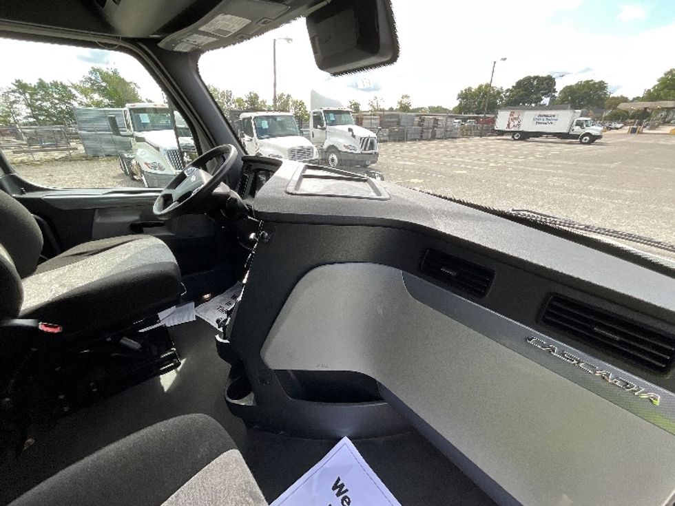 Sleeper Tractor-Heavy Duty Tractors-Freightliner-2021-T12664ST-Richmond-VA-495,192\n\t\tmiles-$ 64,500 - Image 15