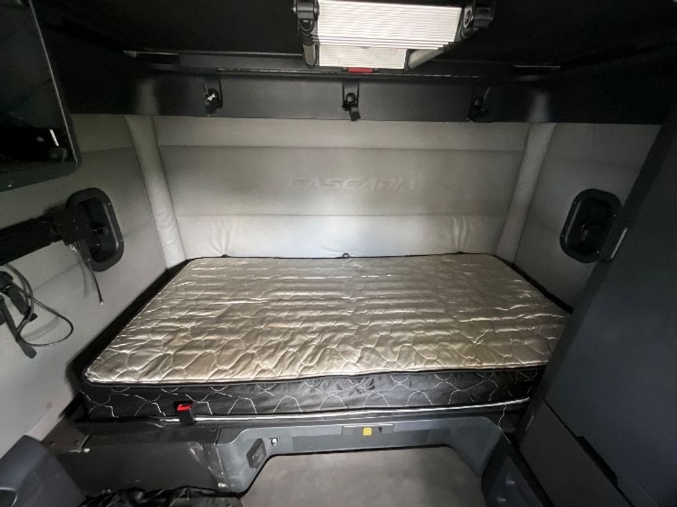 Sleeper Tractor-Heavy Duty Tractors-Freightliner-2021-T12664ST-Richmond-VA-495,192\n\t\tmiles-$ 64,500 - Image 16