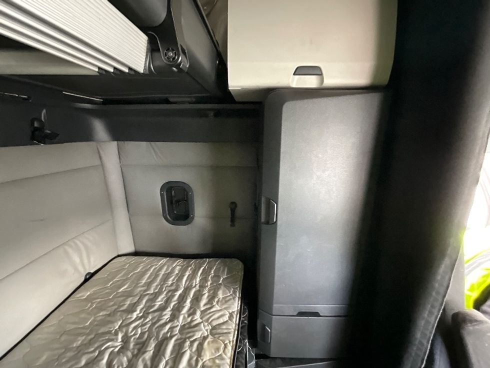 Sleeper Tractor-Heavy Duty Tractors-Freightliner-2021-T12664ST-Richmond-VA-495,192\n\t\tmiles-$ 64,500 - Image 18