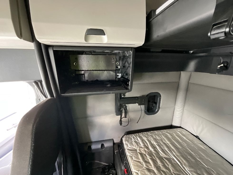 Sleeper Tractor-Heavy Duty Tractors-Freightliner-2021-T12664ST-Richmond-VA-495,192\n\t\tmiles-$ 64,500 - Image 19