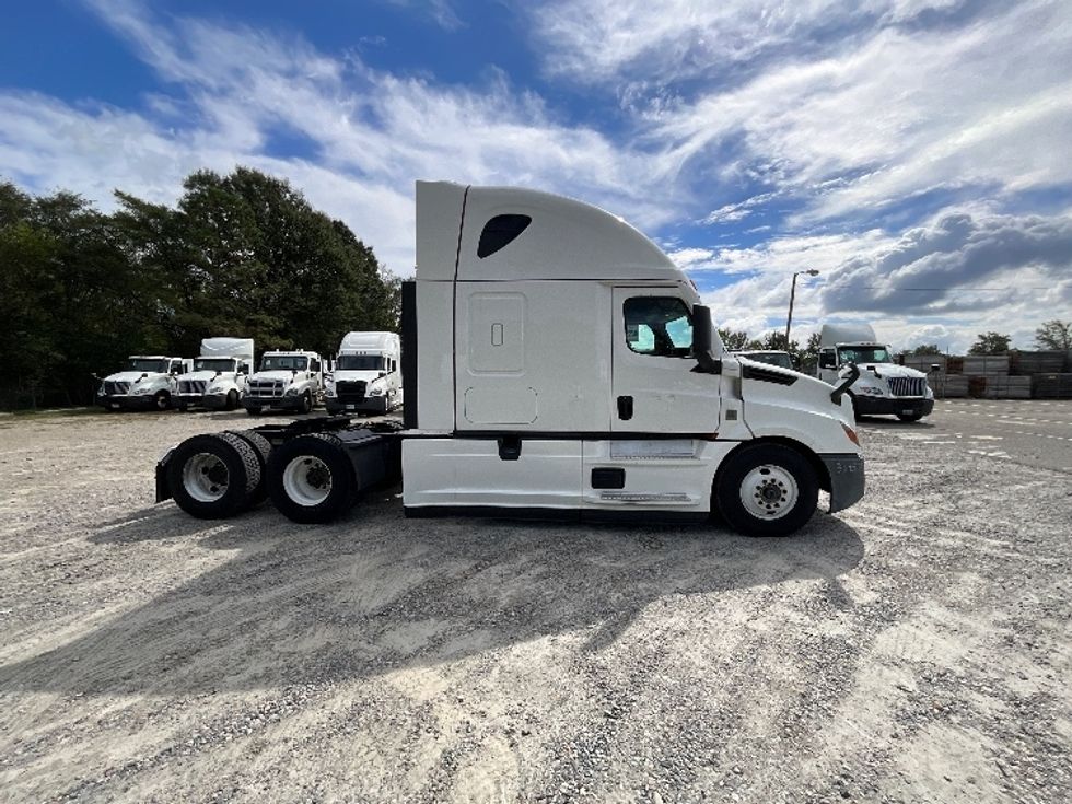 Sleeper Tractor-Heavy Duty Tractors-Freightliner-2021-T12664ST-Richmond-VA-495,192\n\t\tmiles-$ 64,500 - Image 4
