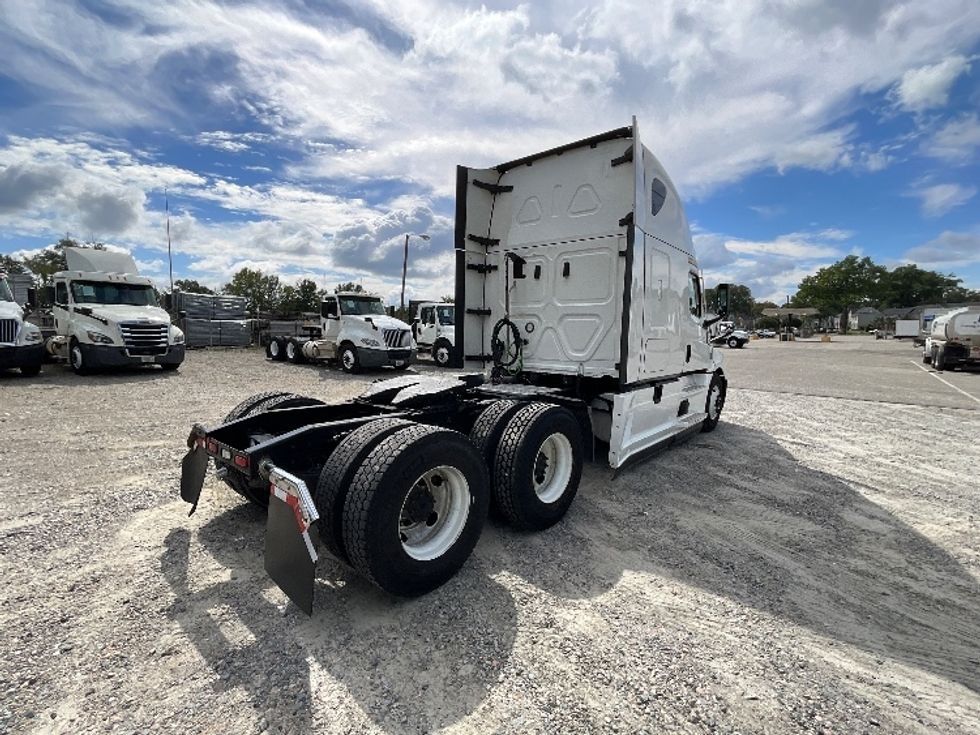Sleeper Tractor-Heavy Duty Tractors-Freightliner-2021-T12664ST-Richmond-VA-495,192\n\t\tmiles-$ 64,500 - Image 5
