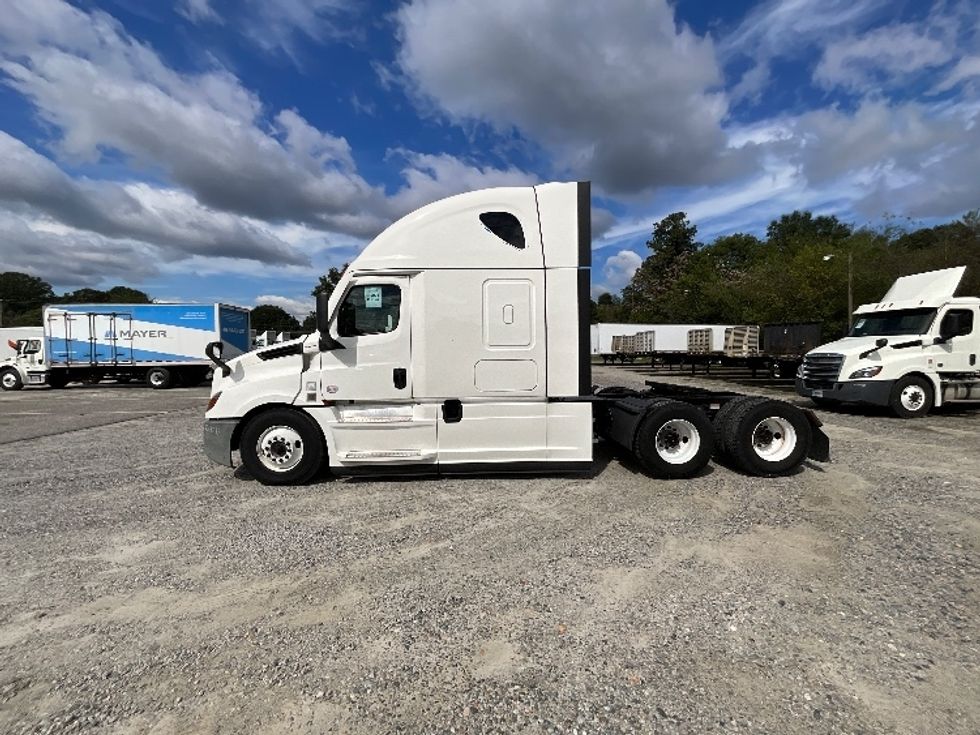 Sleeper Tractor-Heavy Duty Tractors-Freightliner-2021-T12664ST-Richmond-VA-495,192\n\t\tmiles-$ 64,500 - Image 8