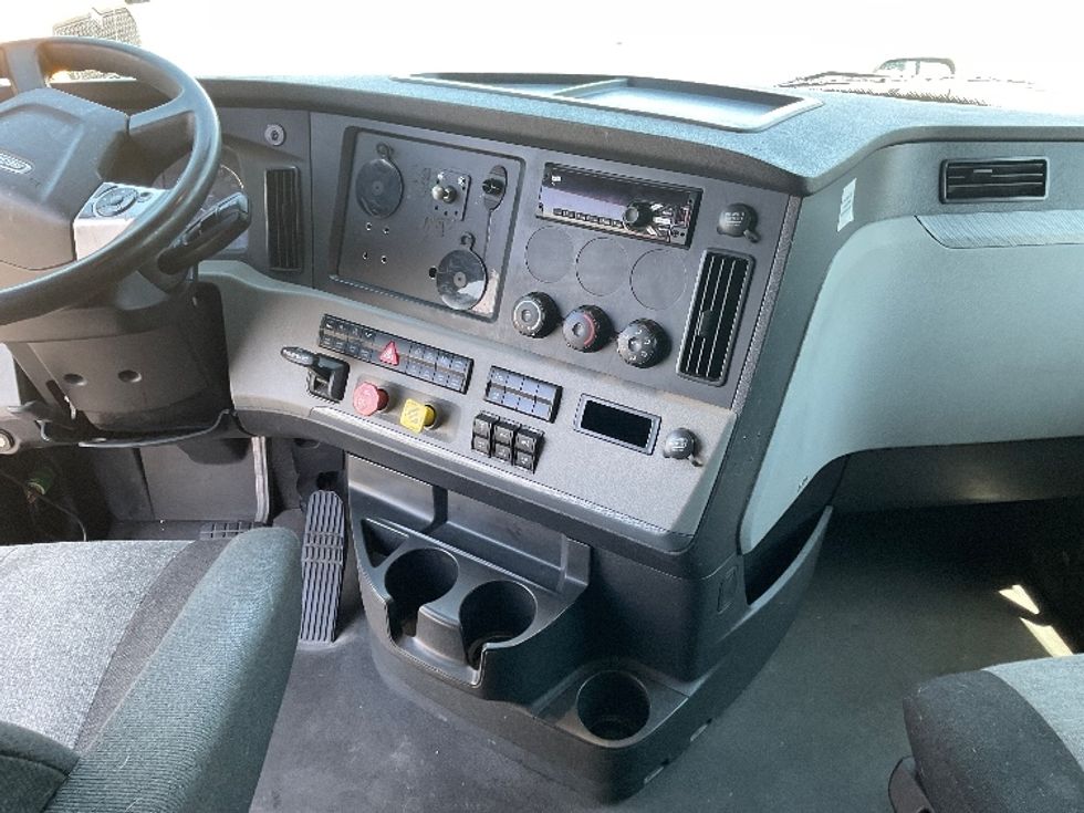 Sleeper Tractor-Heavy Duty Tractors-Freightliner-2021-T12664ST-Riviera Beach-FL-545,044\n\t\tmiles-$ 59,500 - Image 12