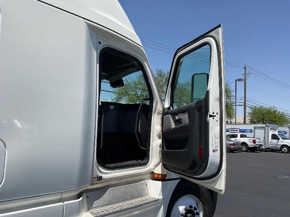 Sleeper Tractor-Heavy Duty Tractors-Freightliner-2021-T12664ST-Riviera Beach-FL-545,044\n\t\tmiles-$ 59,500 - Image 13