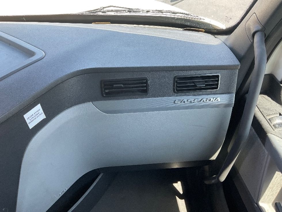 Sleeper Tractor-Heavy Duty Tractors-Freightliner-2021-T12664ST-Riviera Beach-FL-545,044\n\t\tmiles-$ 59,500 - Image 14