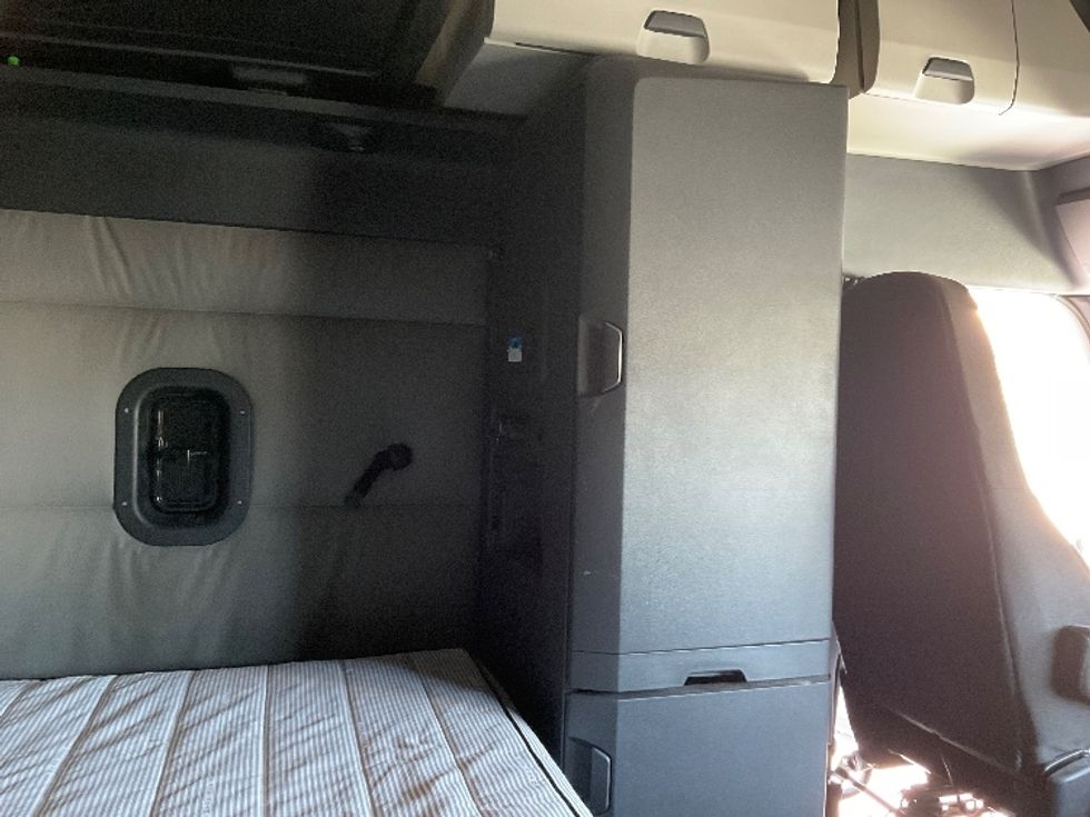 Sleeper Tractor-Heavy Duty Tractors-Freightliner-2021-T12664ST-Riviera Beach-FL-545,044\n\t\tmiles-$ 59,500 - Image 17