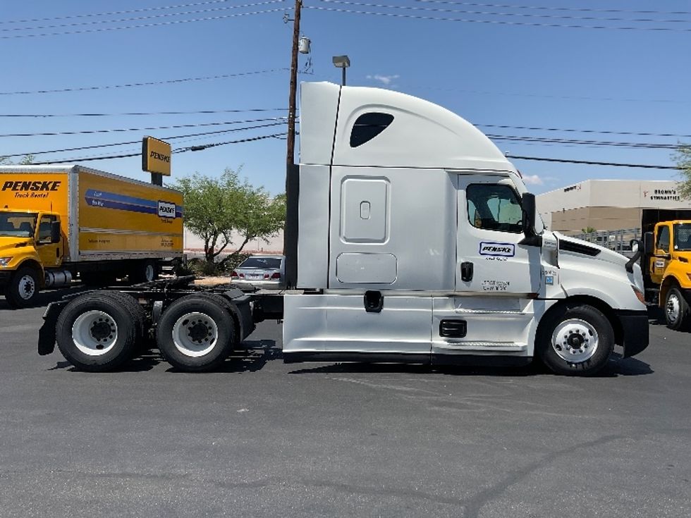 Sleeper Tractor-Heavy Duty Tractors-Freightliner-2021-T12664ST-Riviera Beach-FL-545,044\n\t\tmiles-$ 59,500 - Image 8
