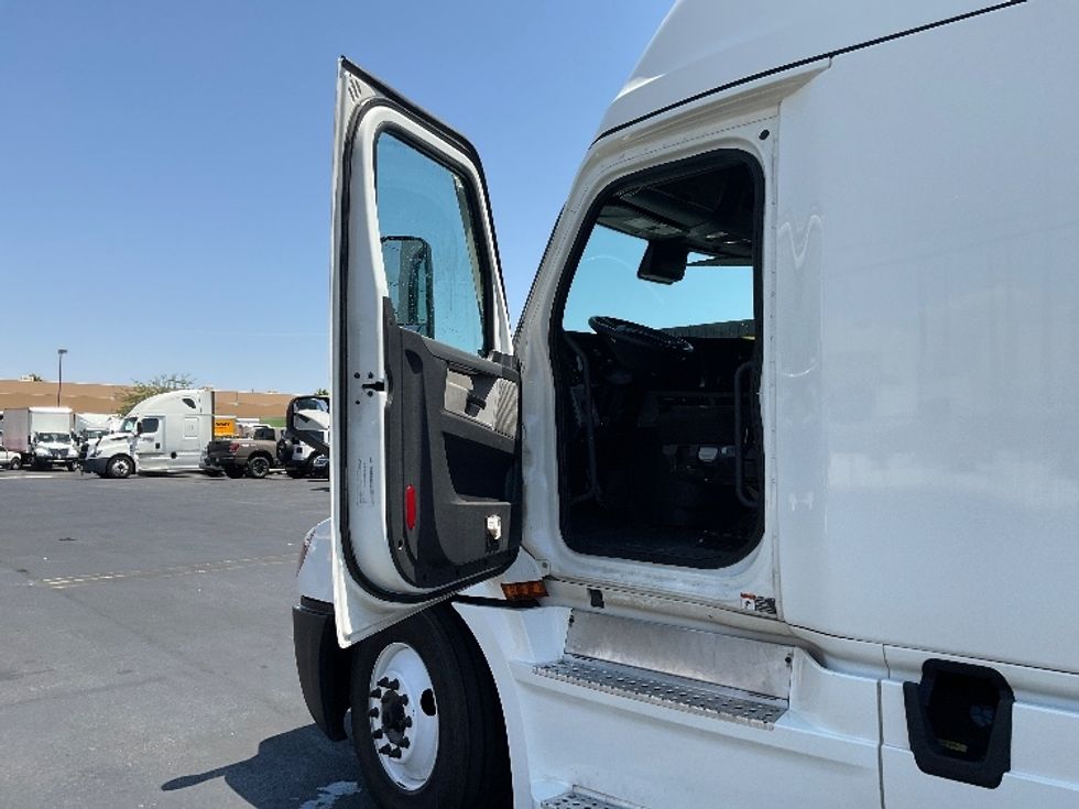 Sleeper Tractor-Heavy Duty Tractors-Freightliner-2021-T12664ST-Riviera Beach-FL-545,044\n\t\tmiles-$ 59,500 - Image 9