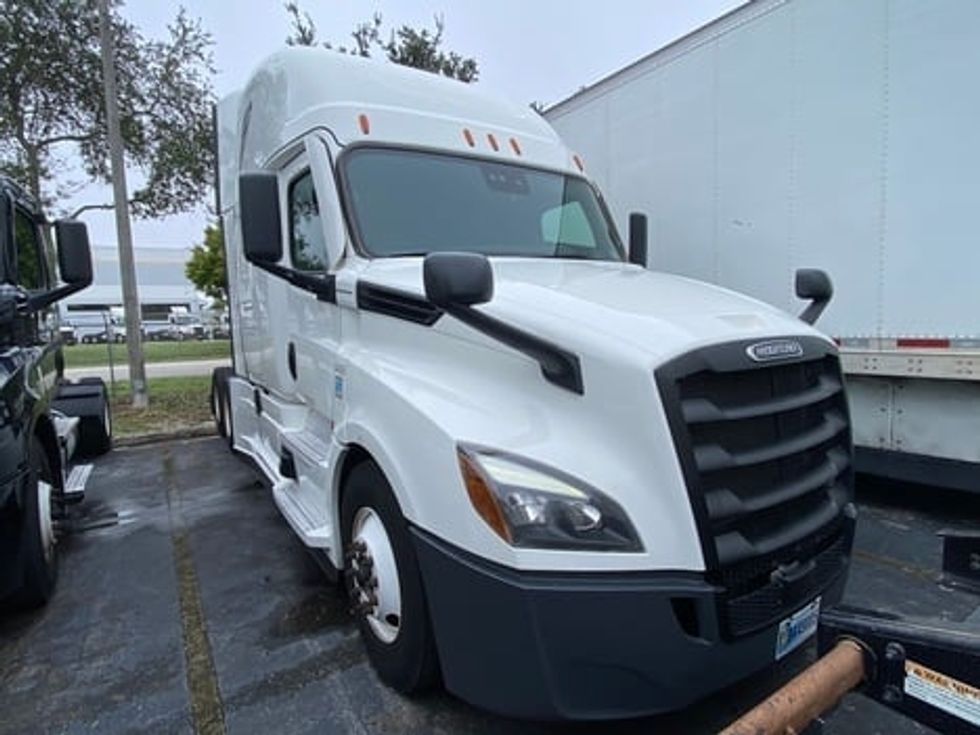 Sleeper Tractor-Heavy Duty Tractors-Freightliner-2021-T12664ST-Riviera Beach-FL-648,922\n\t\tmiles-$ 50,500 - Image 1