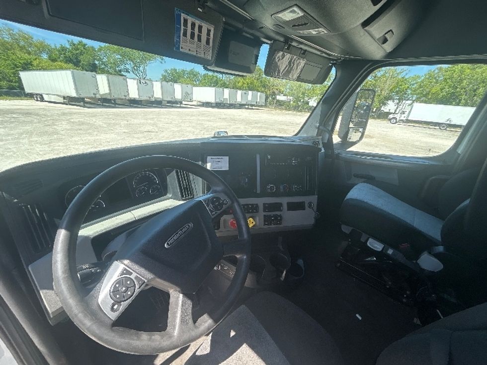 Sleeper Tractor-Heavy Duty Tractors-Freightliner-2021-T12664ST-Riviera Beach-FL-648,922\n\t\tmiles-$ 50,500 - Image 11