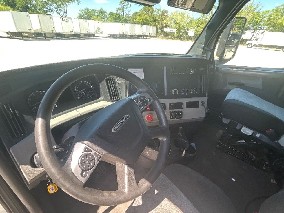 Sleeper Tractor-Heavy Duty Tractors-Freightliner-2021-T12664ST-Riviera Beach-FL-648,922\n\t\tmiles-$ 50,500 - Image 12