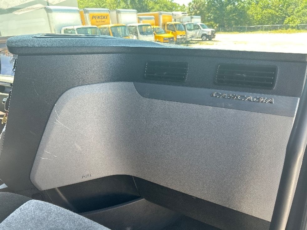 Sleeper Tractor-Heavy Duty Tractors-Freightliner-2021-T12664ST-Riviera Beach-FL-648,922\n\t\tmiles-$ 50,500 - Image 14