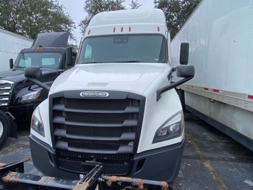 Sleeper Tractor-Heavy Duty Tractors-Freightliner-2021-T12664ST-Riviera Beach-FL-648,922\n\t\tmiles-$ 50,500 - Image 2