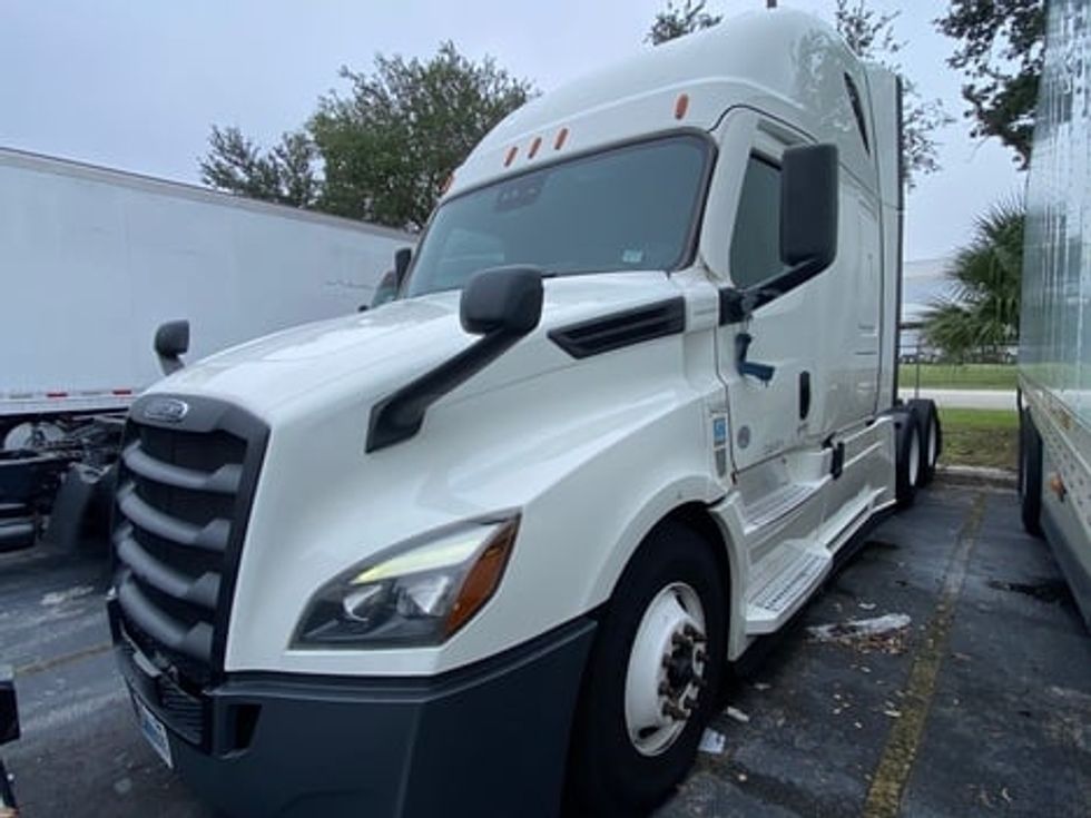 Sleeper Tractor-Heavy Duty Tractors-Freightliner-2021-T12664ST-Riviera Beach-FL-648,922\n\t\tmiles-$ 50,500 - Image 3