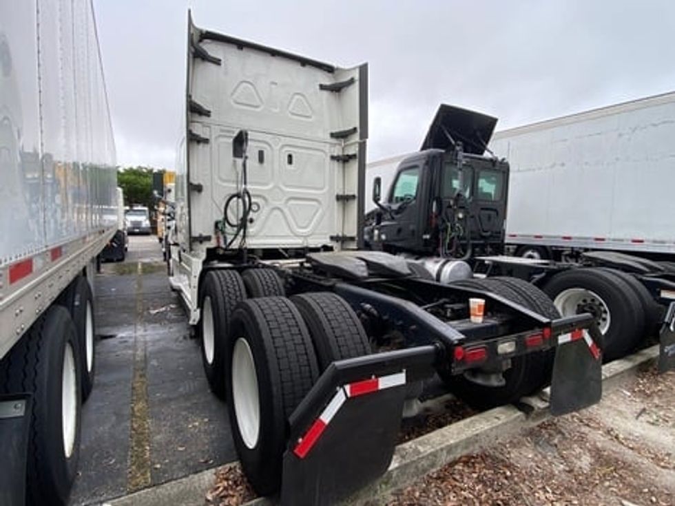 Sleeper Tractor-Heavy Duty Tractors-Freightliner-2021-T12664ST-Riviera Beach-FL-648,922\n\t\tmiles-$ 50,500 - Image 4