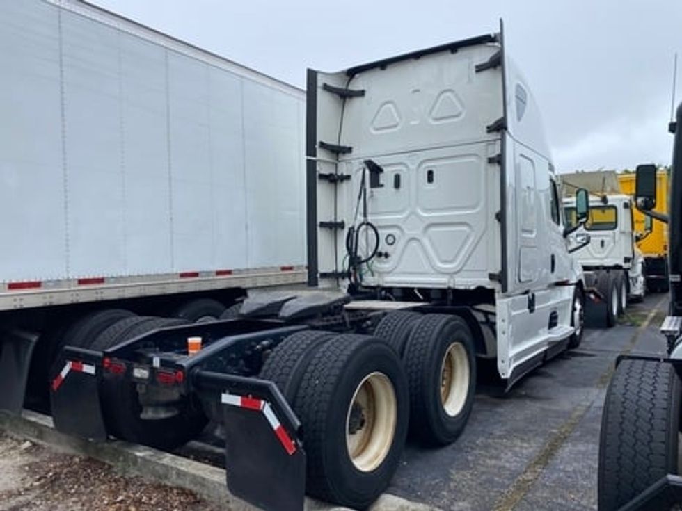 Sleeper Tractor-Heavy Duty Tractors-Freightliner-2021-T12664ST-Riviera Beach-FL-648,922\n\t\tmiles-$ 50,500 - Image 6