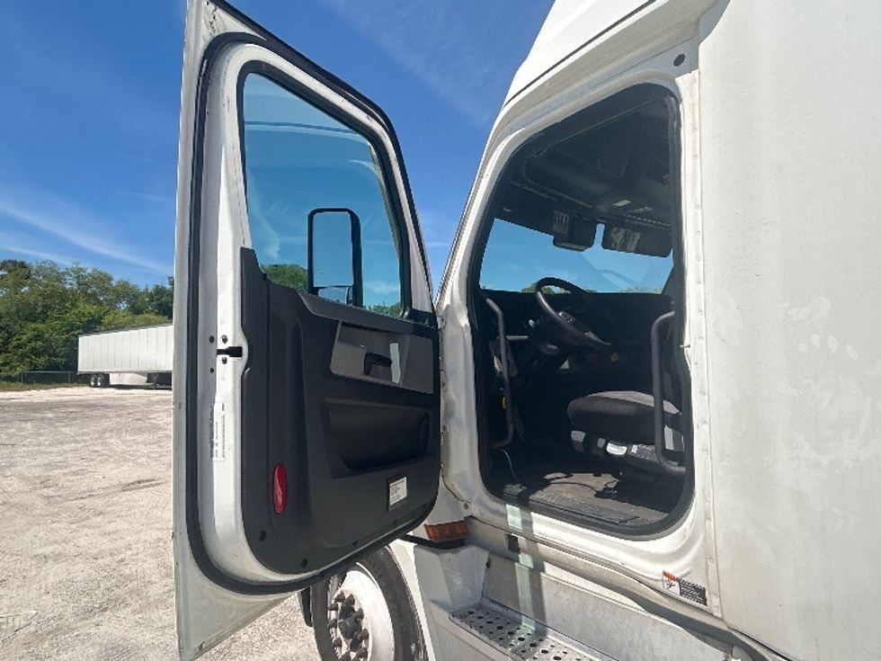Sleeper Tractor-Heavy Duty Tractors-Freightliner-2021-T12664ST-Riviera Beach-FL-648,922\n\t\tmiles-$ 50,500 - Image 9