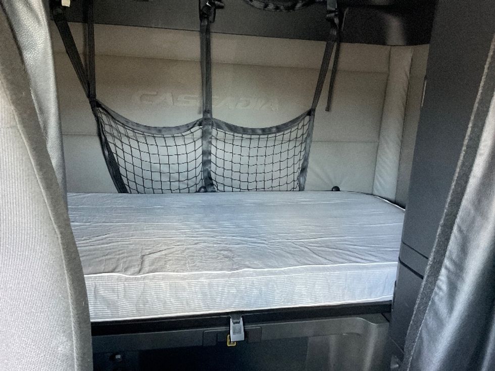 Sleeper Tractor-Heavy Duty Tractors-Freightliner-2021-T12664ST-Rochester-NY-434,210\n\t\tmiles-$ 71,000 - Image 16