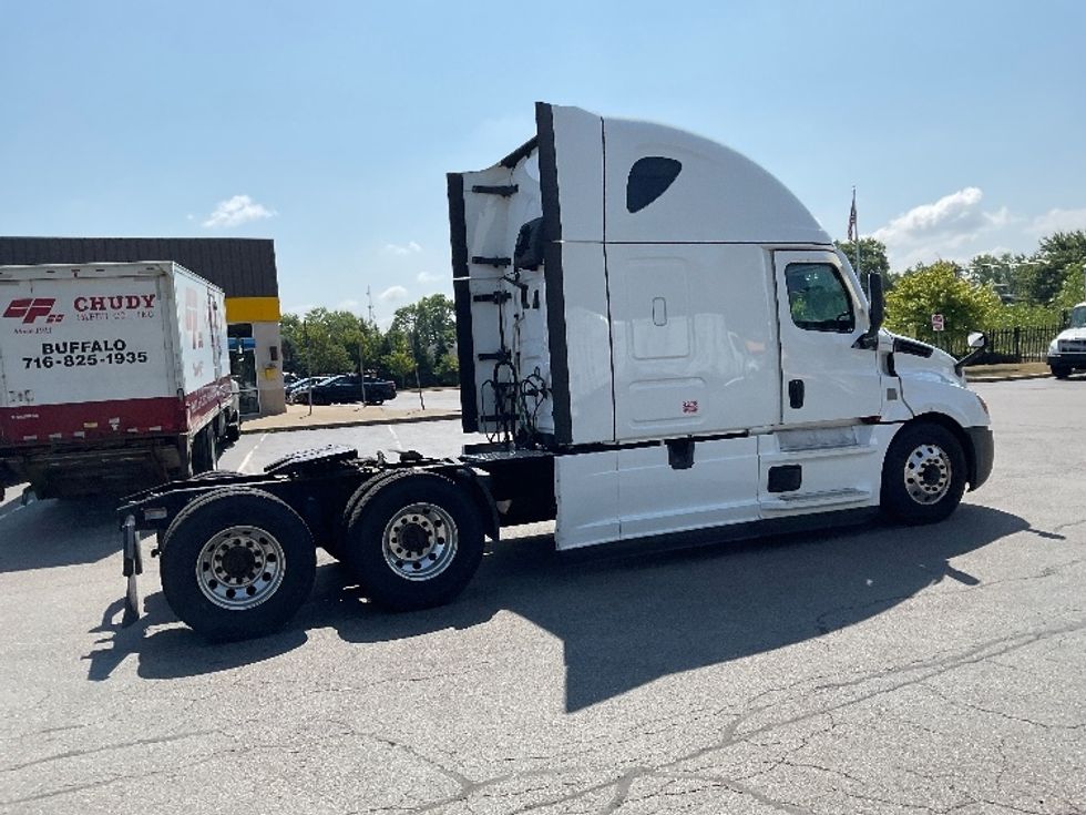 Sleeper Tractor-Heavy Duty Tractors-Freightliner-2021-T12664ST-Rochester-NY-434,210\n\t\tmiles-$ 71,000 - Image 8