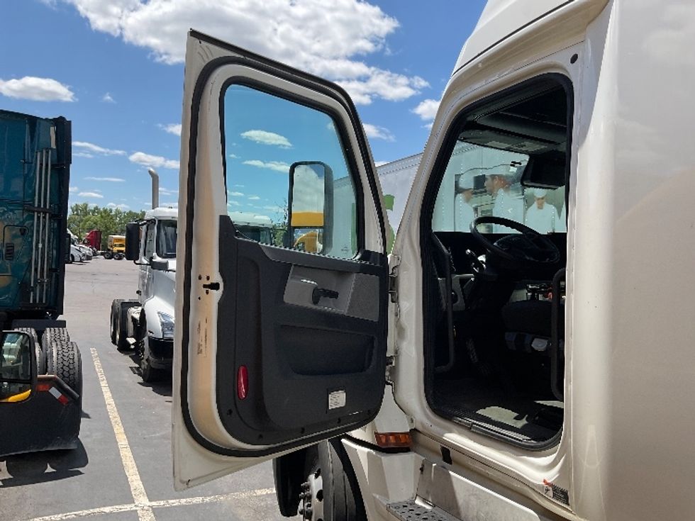 Sleeper Tractor-Heavy Duty Tractors-Freightliner-2021-T12664ST-Rochester-NY-434,210\n\t\tmiles-$ 71,000 - Image 9