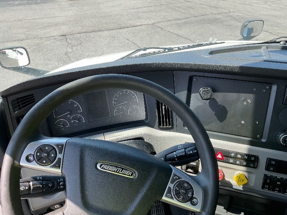 Sleeper Tractor-Heavy Duty Tractors-Freightliner-2021-T12664ST-Rochester-NY-486,194\n\t\tmiles-$ 65,500 - Image 11