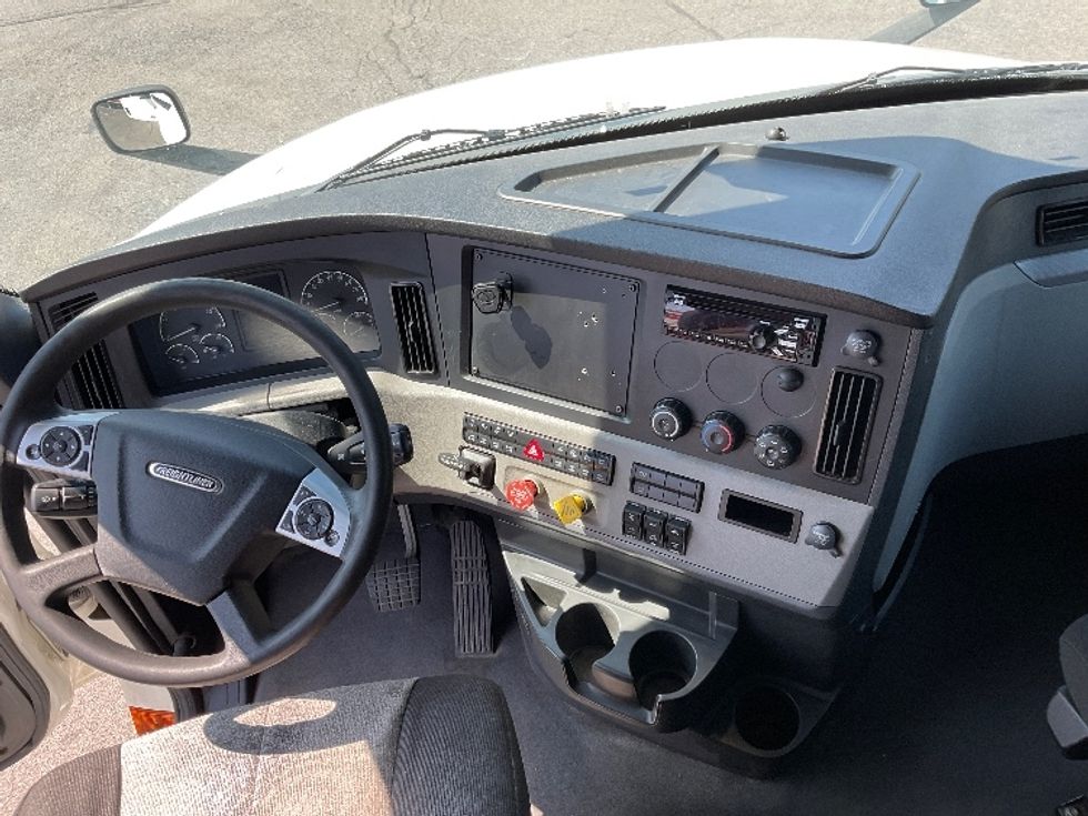 Sleeper Tractor-Heavy Duty Tractors-Freightliner-2021-T12664ST-Rochester-NY-486,194\n\t\tmiles-$ 65,500 - Image 12