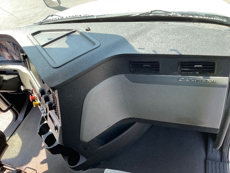 Sleeper Tractor-Heavy Duty Tractors-Freightliner-2021-T12664ST-Rochester-NY-486,194\n\t\tmiles-$ 65,500 - Image 14