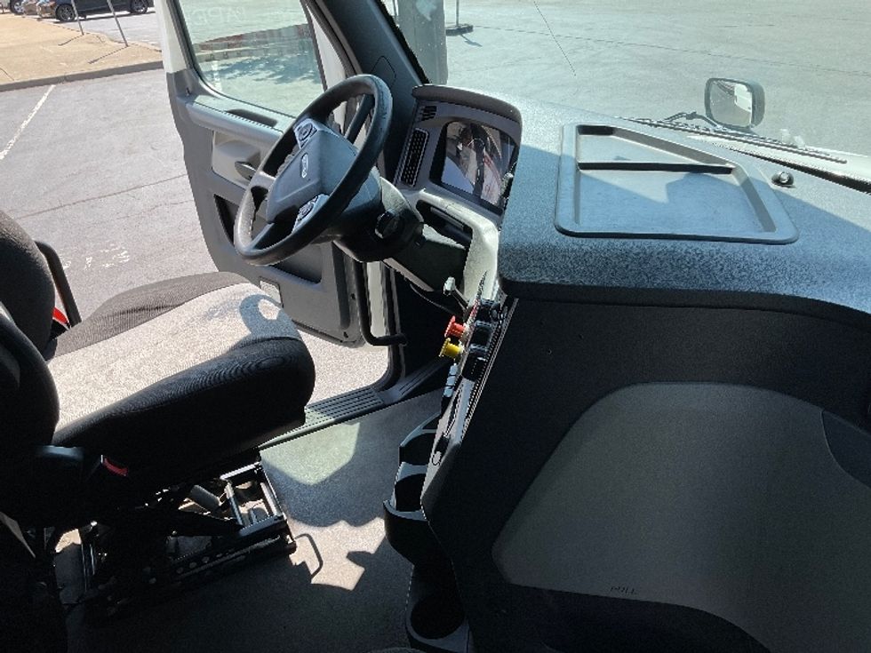 Sleeper Tractor-Heavy Duty Tractors-Freightliner-2021-T12664ST-Rochester-NY-486,194\n\t\tmiles-$ 65,500 - Image 15