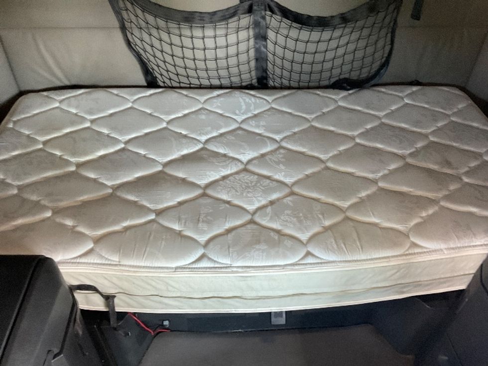 Sleeper Tractor-Heavy Duty Tractors-Freightliner-2021-T12664ST-Rochester-NY-486,194\n\t\tmiles-$ 65,500 - Image 17