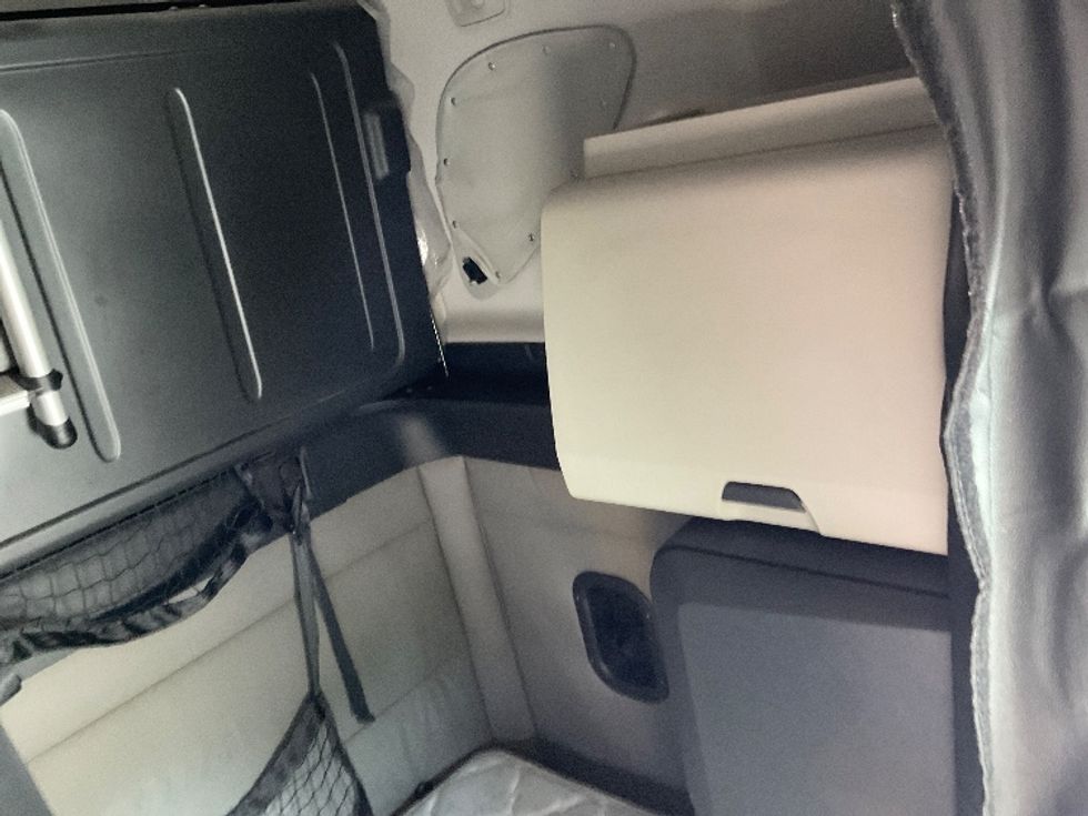 Sleeper Tractor-Heavy Duty Tractors-Freightliner-2021-T12664ST-Rochester-NY-486,194\n\t\tmiles-$ 65,500 - Image 18