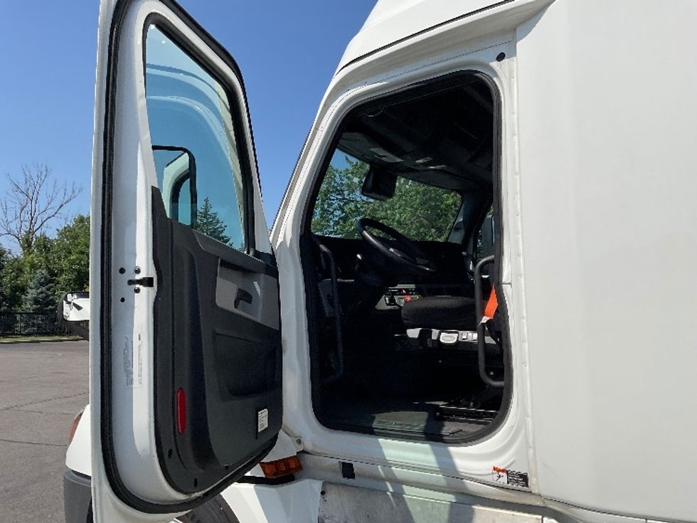 Sleeper Tractor-Heavy Duty Tractors-Freightliner-2021-T12664ST-Rochester-NY-486,194\n\t\tmiles-$ 65,500 - Image 9