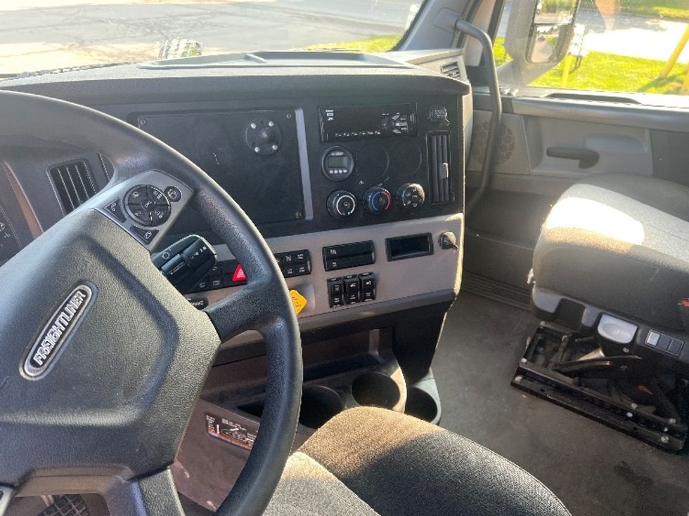 Sleeper Tractor-Heavy Duty Tractors-Freightliner-2021-T12664ST-Rochester-NY-541,770\n\t\tmiles-$ 60,000 - Image 10