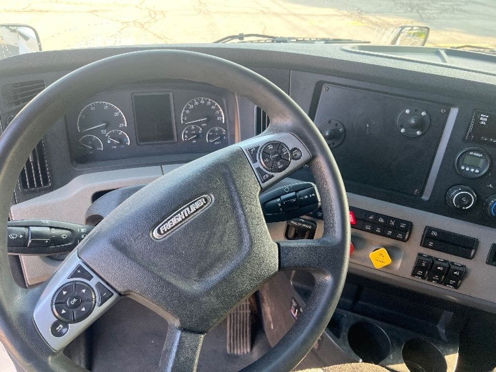 Sleeper Tractor-Heavy Duty Tractors-Freightliner-2021-T12664ST-Rochester-NY-541,770\n\t\tmiles-$ 60,000 - Image 11
