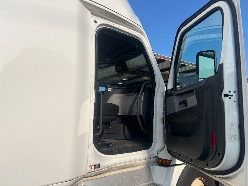 Sleeper Tractor-Heavy Duty Tractors-Freightliner-2021-T12664ST-Rochester-NY-541,770\n\t\tmiles-$ 60,000 - Image 13