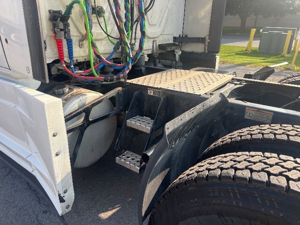 Sleeper Tractor-Heavy Duty Tractors-Freightliner-2021-T12664ST-Rochester-NY-541,770\n\t\tmiles-$ 60,000 - Image 22