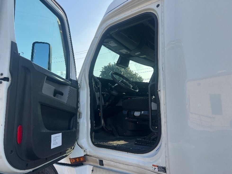 Sleeper Tractor-Heavy Duty Tractors-Freightliner-2021-T12664ST-Rochester-NY-541,770\n\t\tmiles-$ 60,000 - Image 9
