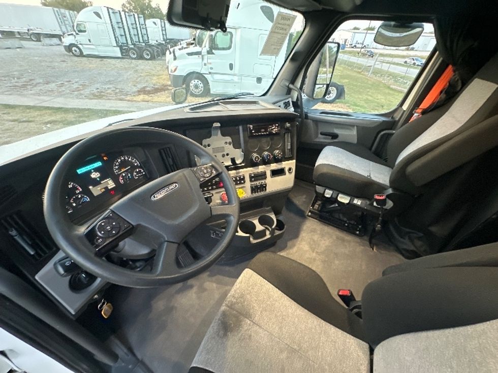 Sleeper Tractor-Heavy Duty Tractors-Freightliner-2021-T12664ST-Rockwall-TX-332,753\n\t\tmiles-$ 86,250 - Image 10