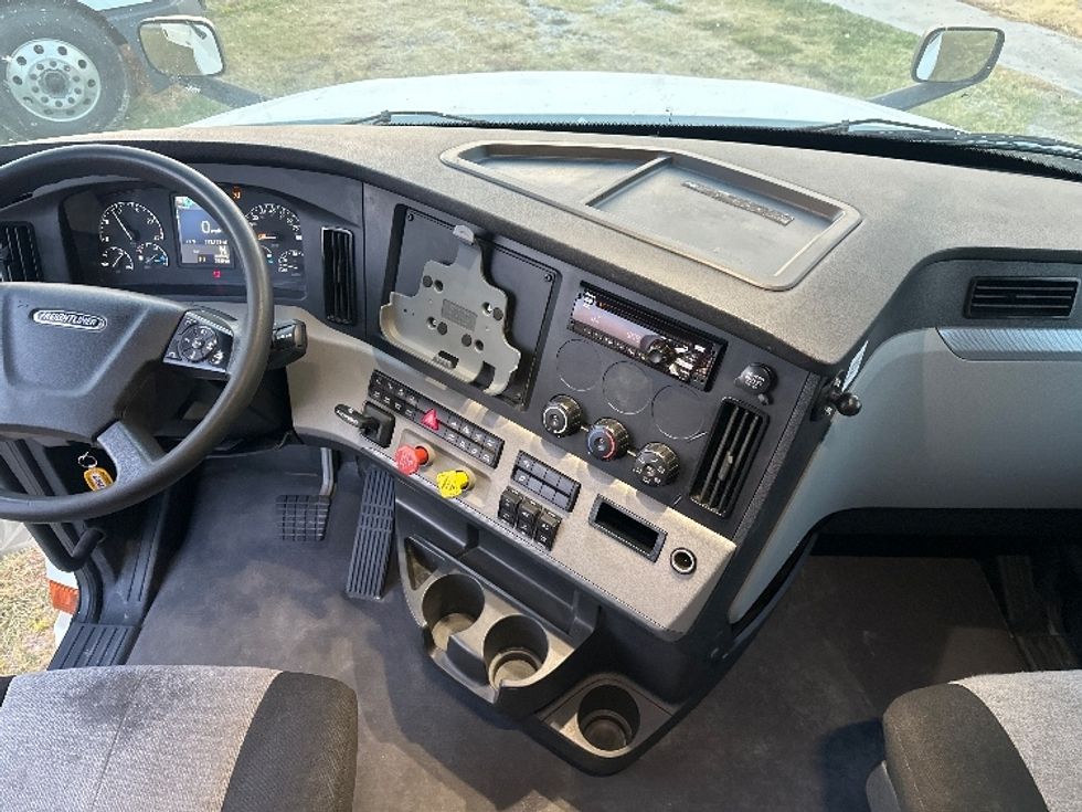 Sleeper Tractor-Heavy Duty Tractors-Freightliner-2021-T12664ST-Rockwall-TX-332,753\n\t\tmiles-$ 86,250 - Image 12