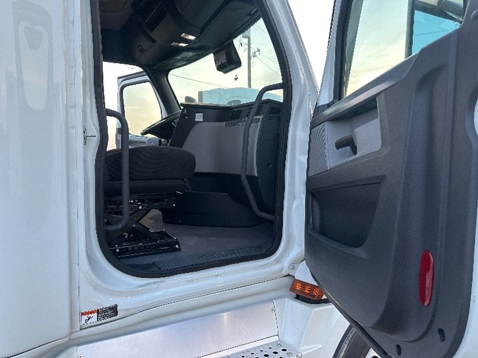 Sleeper Tractor-Heavy Duty Tractors-Freightliner-2021-T12664ST-Rockwall-TX-332,753\n\t\tmiles-$ 86,250 - Image 13