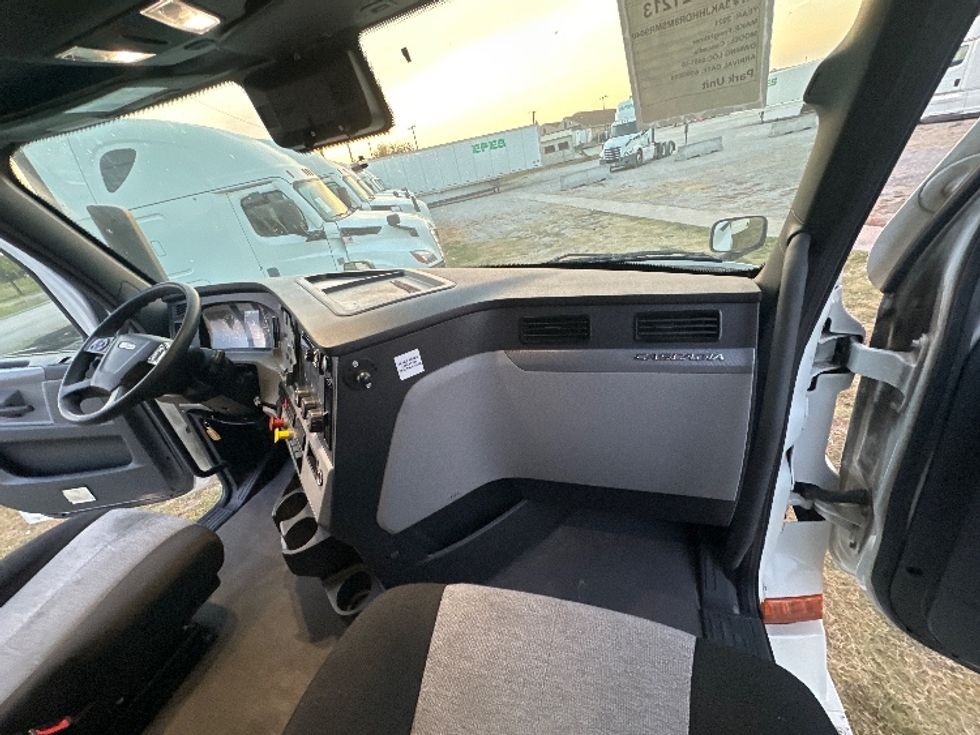 Sleeper Tractor-Heavy Duty Tractors-Freightliner-2021-T12664ST-Rockwall-TX-332,753\n\t\tmiles-$ 86,250 - Image 14