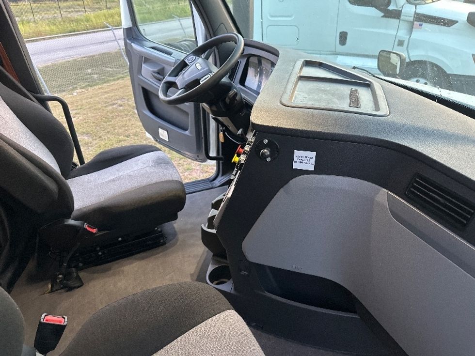 Sleeper Tractor-Heavy Duty Tractors-Freightliner-2021-T12664ST-Rockwall-TX-332,753\n\t\tmiles-$ 86,250 - Image 15